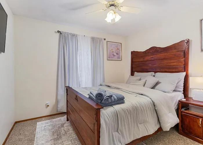 Holiday home 320 Royal Ct Champaign